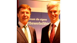 Dr. Theodor Lutz Tutmann (links) verabschiedet sich vom Industrieverband Massivumformung, die Nachfolge übernimmt Tobias Hain. (Industrieverband Massivumformung)