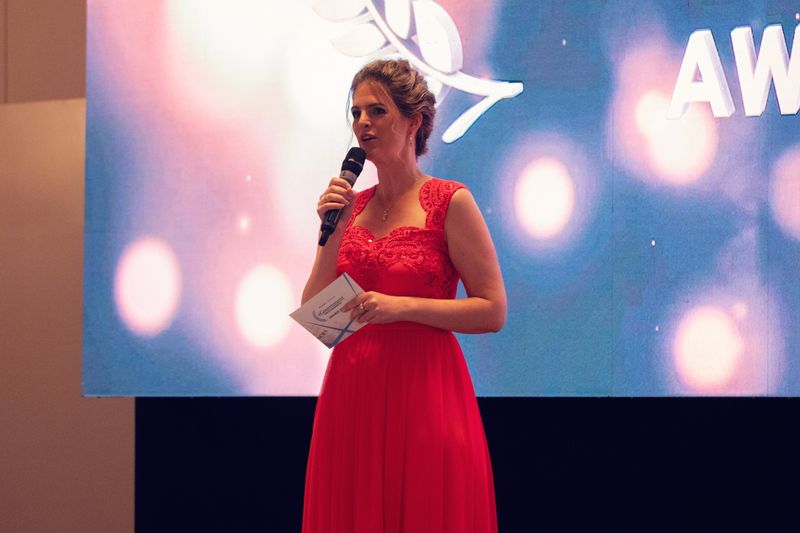 Die Moderatorin, Margit Lieverz, eröffnet offiziell die Verleihung der eGovernment Awards 2019. (Offenblen.de)