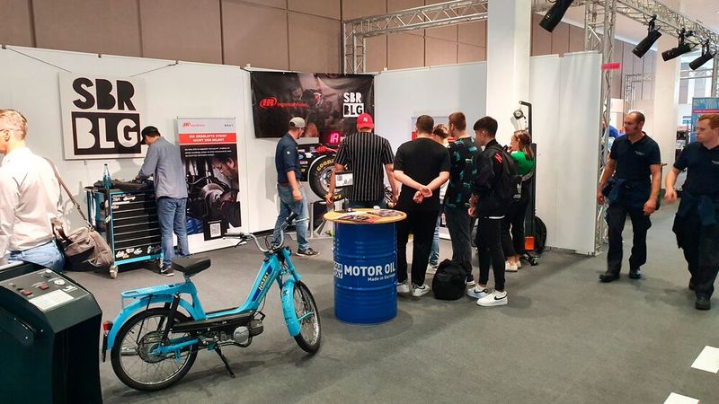 Ein Herz für alternative Mobilität: Auch ein altes Moped hat seine Berechtigung. (Bild: Rosenow – »kfz-betrieb«)