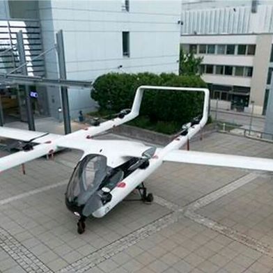 Das ist Romeo. Dieses senkrecht startende E-Flugzeug mit Hybridantrieb wurde von ERC System aus Ottobrunn entwickelt und jüngst in Erding vorgestellt. Noch ist es eine Drohne, doch Romeo soll das schaffen, was Volocopter und Lilium versagt geblieben ist ... (Bild: ERC System)