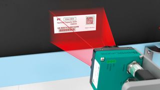 Die kameragestützten 2D-Vision-Sensoren der Baureihe VOS von Pepperl+Fuchs decken das breite Spektrum zwischen dem einfachen optischen Sensor mit minimalem Funktionsumfang und dem aufwendigen Bildverarbeitungssystem ab. Hier: Codelesung mit kombinierter Texterkennung (OCR). (Pepperl+Fuchs)