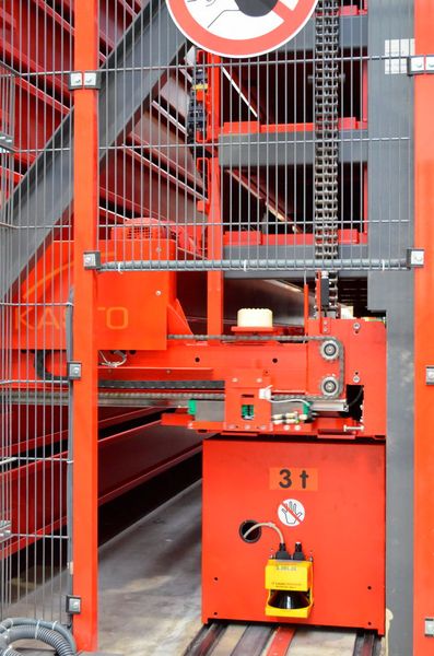 Bild 4: Die Hubwerke sind mit Präzisions-Rollenketten ausgestattet und damit sehr verschleiß- und wartungsarm. (Bild: Kasto)