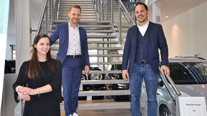 Haben ein ausgeklügeltes Vertriebskonzept für die Elektromobilität auf die Beine gestellt: (v.l.) Carolin Zoller, Assistentin der Geschäftsführung, Geschäftsführer Andreas Reiser und Boris Pflaum, Marketingleiter des Autohauses Hofmann & Wittmann. (Bild: Mauritz/»kfz-betrieb«)