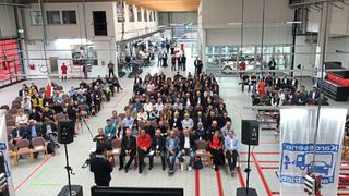 Volles Haus in Fellbach: In der modernen Betriebsstätte war reichlich Platz für die Fachausstellung und das Auditorium der Fachvorträge, das auch gerne den Gedankenaustausch nutzte. (Bild: Klasing)