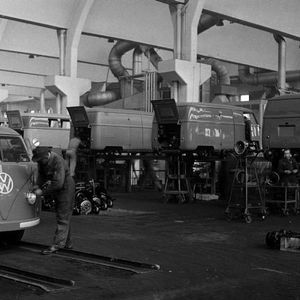 Statt des Zentralrohrrahmens bekommt der Bus eine selbsttragende Karosserie, die auf einem Leiterrahmen sitzt. Der Motor hat 1.131 ccm Hubraum und leistet 18 kW bei 3.300 U/min. Der Bus befördert bis zu acht Personen.(Foto:  VWN)