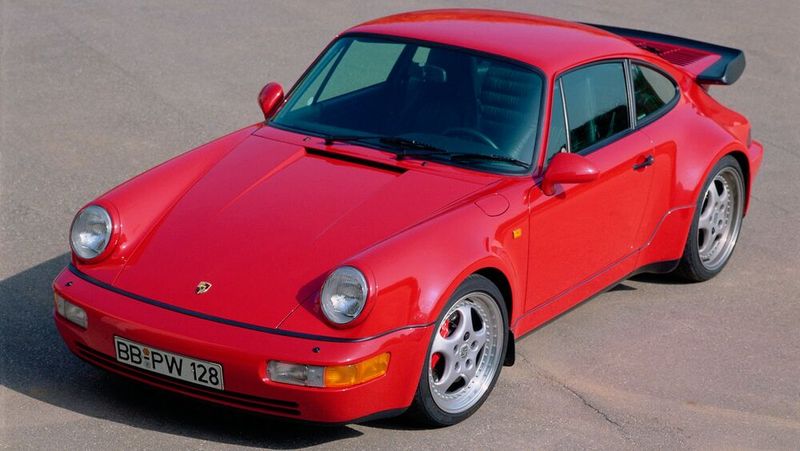 Der 964 enthält daher viele technische Lösungen, die es beim Porsche 911 nicht gab: erstmals wurde bei Porsche ein Großserienfahrzeug mit Allradantrieb angeboten. Weiterhin verwarf Porsche die seit 40 Jahren verwendete Drehstabfederung der Typen 356 und 911: Der 964 bekam ein völlig neues Leichtmetall-Fahrwerk mit MacPherson-Federbeinen vorn und Schraubenfedern an den Schräglenkern hinten. Servolenkung und Antiblockiersystem waren serienmäßig; der neue 3,6-Liter-Motor bekam eine Doppelzündung mit Klopfregelung und einen geregelten Drei-Wege-Katalysator.  (Bild: Porsche AG)