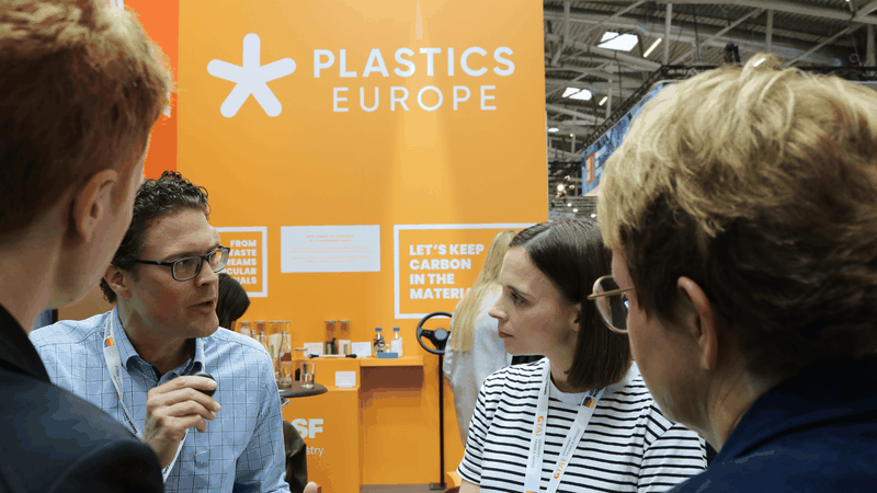 Die Teilnehmer und Teilnehmerinnen des Round Tables zur PPWR und PlastXNow-Redakteurin Melanie Ehrhardt.(Bild:  Jacob Lohring; PED)