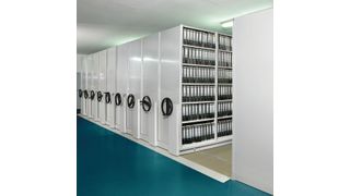 Für Ordnung in Archiv und Büro sorgen die manuell verfahrbaren-Meta Multobloc-Fachbodenregale. (Bild: Meta)