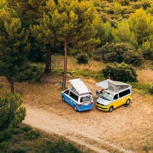 Das Unternehmen vermittelt auch über die Buchungsplattform „Raodsurfer Spots“ private Stellplätze.(Roadsurfer)