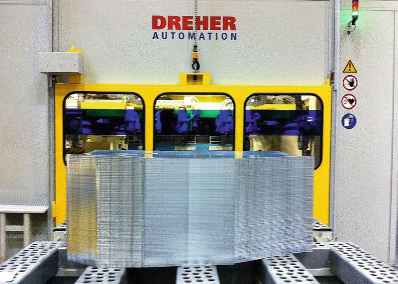 Die Platinenschnittanlage ist mit zwei Stapelanlagen – einem Längstapler und einem Querstapler – ausgerüstet. Dabei ist der Längsstapler sowohl für Stahl- als auch Aluminiummaterial, der Querstapler dagegen nur für Stahlmaterial ausgelegt. (Bild: Dreher)