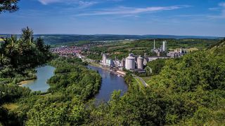 Die Anlage im Zementwerk Lengfurt soll 2025 mit einer Abscheidekapazität von ca. 70.000 t CO₂ pro Jahr in Betrieb gehen. (Bild: Linde)