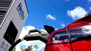 Immer mehr Autofahrer entscheiden sich für ein E-Auto, weil das Ladenetz wächst und die Reichweite steigt. Ein langes Gesicht gibt es nur noch beim Wiederverkaufswert. (Bild: picture alliance / M.i.S.-Sportpressefoto)