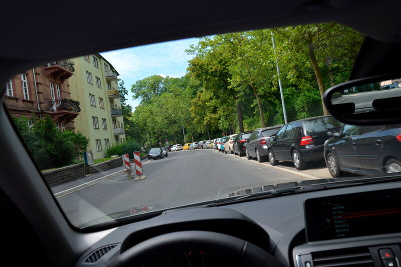 Leider sind auch in Würzburg Parkplätze Mangelware. (Michel / »kfz-betrieb«)