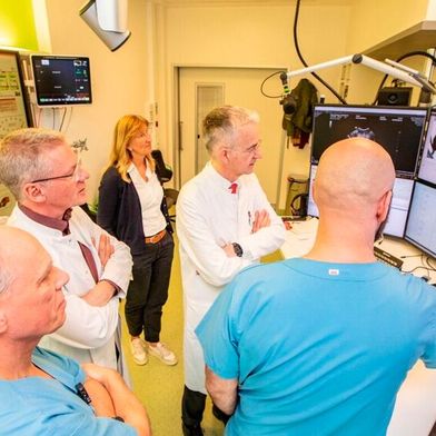 Im „Cockpit“ von telePIN: Dr. Sasse, Professor Beerbaum, Sibylle Schiele, Klinische Leistungsentwicklung, Professor Lammert, Dr. Rathert (v. l.). (Bild: Karin Kaiser / MHH)