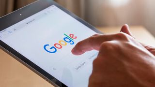 Nachdem Microsoft in Open AI und seine Zukunftstechnologie Chat GPT investiert hat, legt Google nun nach und zeigt seine eigenen KI-Innovationen.  (Bild: Teerasan - stock.adobe.com)