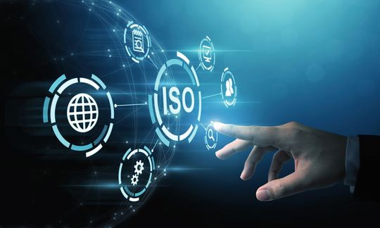 Mithilfe von KI-Tools kann eine Zertifizierung auch für KMU erschwinglicher werden.(Bild:  Monster Ztudio - stock.adobe.com)