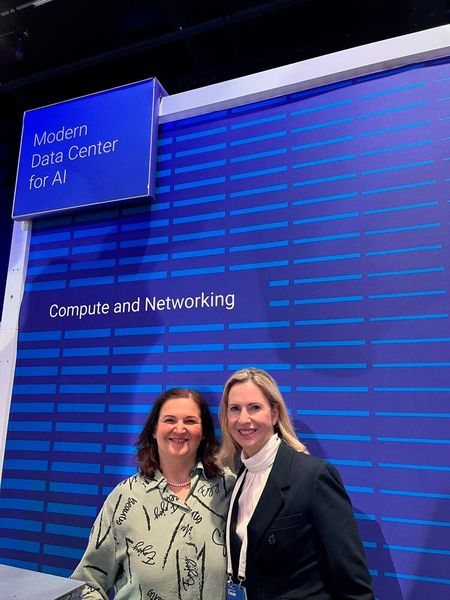 Modern Datacenter for AI – dafür stehen Ulrike Rüger (r., Dell) und Lilli Kos (IT-BUSINESS). (Bild: Christine Buhl)