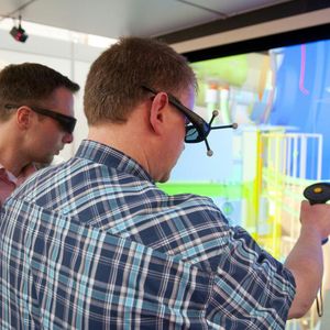 Vom Design eines Fahrzeugs oder Windrads bis zur Überwachung von Produktionsabläufen in Fabriken reichen die Anwendungsbereiche der VR-Software, die es Teams ermöglicht, auch von unterschiedlichen Standorten aus an einem Projekt zu arbeiten.