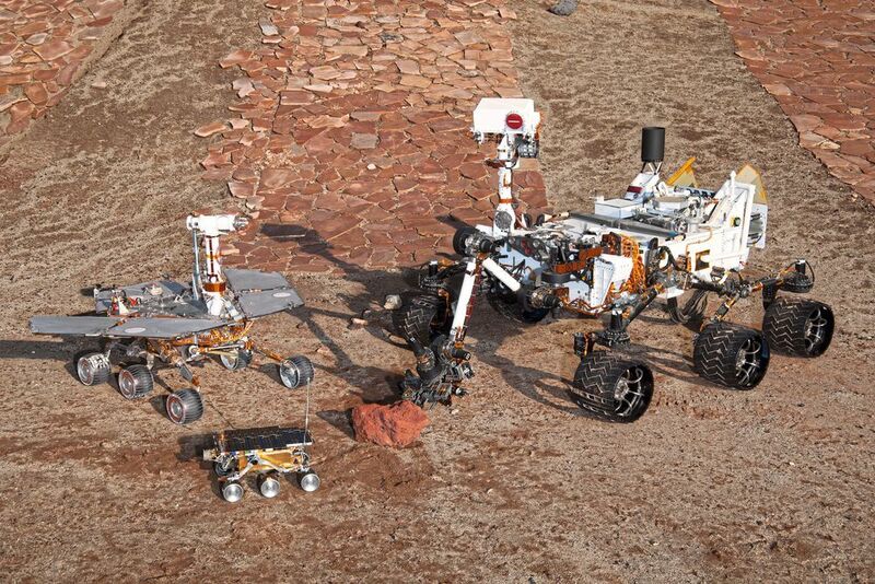Die ersten drei Rover auf dem Mars: der kleine Sojourner, die Zwillingsrover Spirit und Opportunity sowie der kleinwagengrosse Curiosity. (NASA/JPL/Caltech, Photo by Thomas A Dutch Slager)
