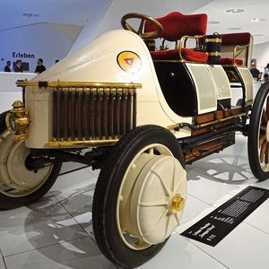 Der Lohner-Porsche: „Lohner“ ist die Sammelbezeichnung für die Fahrzeugtypen mit elektrischem Antrieb der Lohner-Werke. Sie wurden von Ludwig Lohner und Ferdinand Porsche entwickelt und waren mit Otto- und Elektromotor ausgestattet. Der Mixte-Wagen war ein Fahrzeug mit Hybridantrieb. Gebaut wurde auch eine Sonderanfertigung mit Allradantrieb. Dies war das erste Automobil mit Allradantrieb der Automobilgeschichte. Es wurde 1899 zum ersten Mal gebaut und 1900 auf der Pariser Weltausstellung der Öffentlichkeit vorgestellt.(Bild:  Dominsky – VCG)