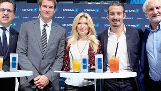 Der hochkarätig besetzte Schunk-Technik-Torwart-Talk wurde zum Highlight der EMO 2015. Mit dabei waren: Henrik A. Schunk., Jens Lehmann, Jessica Kastrop, Gianluca Zambrotta und Rudi Völler (v.l.). (Bild: Schunk)