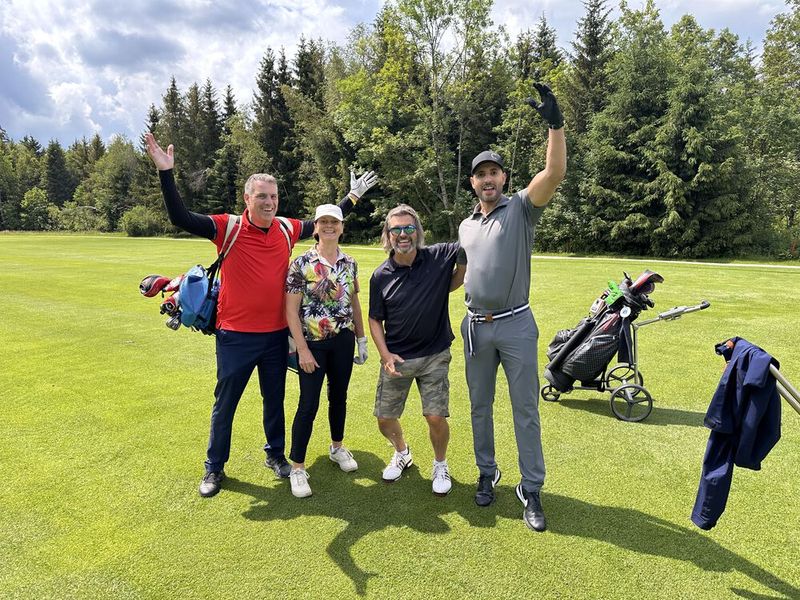 Das Team (v. l.) Günter Maier (mentIQ), Silvia Franke (Franke Consulting), Ron van Lankeren (Sänger) und Chadli Gdouda (DATA BUDDY) starten bei Sonnenschein. (Bild: VOGEL IT-MEDIEN)
