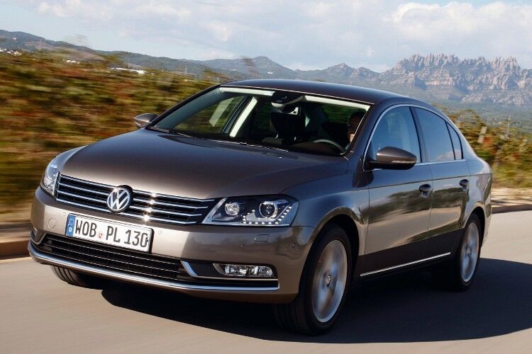 Mit dem Passat bietet VW zudem eine Mittelklasse-Limousine sowie einen Kombi mit Erdgasantrieb. Der Verbrauch soll lediglich bei 4,5 kg Erdgas pro 100 Kilometer liegen, die Reichweite im Erdgasbetrieb bei 400 Kilometern. Der Grundpreis liegt allerdings fast 3.500 Euro über dem des Passat Blue Motion. (Foto: VW)