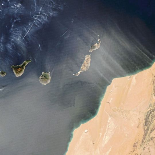 Staubfahnen aus der Sahara in der Atmosphäre über den Kanarischen Inseln Staubfahnen aus der Sahara in der Atmosphäre über den Kanarischen Inseln