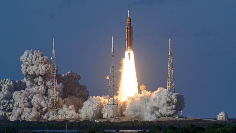 On the way to the moon: To ensure a smooth launch of the Artemis II mission, NASA validated the rocket and launch platform in advance using decentralized DAQ systems from Dewetron.(Image: NASA/Bill Ingalls)