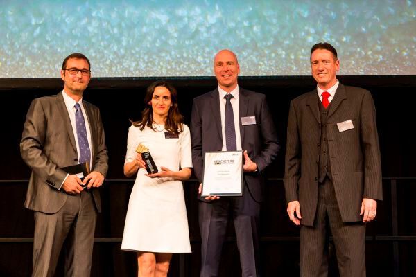 Silke Fieml und Holger Ruban (Mitte) nahmen die Auszeichnung für Conrad Business Supplies entgegen. Links im Bild: Moderator Bernd Meidel, rechts zu sehen: Johann Wiesböck, beide Vogel Business Media. (Fotograf/Copyright:Fotograf/Copyright: Stefan Bausewein/Vogel Business Media)