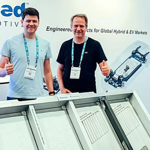 Dr. Rico Schmerler (links) und Dr. Thomas Hipke haben auf der Battery Show North America ihre Entwicklung präsentiert.(Bild:  Fraunhofer IWU)