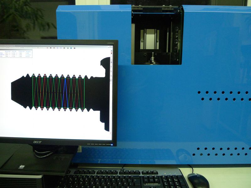 Gewindemessung mit Blick auf Messkammer und Monitor. ( Institut für Umformtechnik)