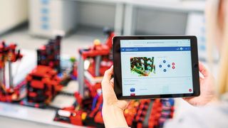 Bei der Lernfabrik wird auf einem Dashboard eine Einkaufssituation simuliert. (Jakob Studnar - www.fotostudnar.de)