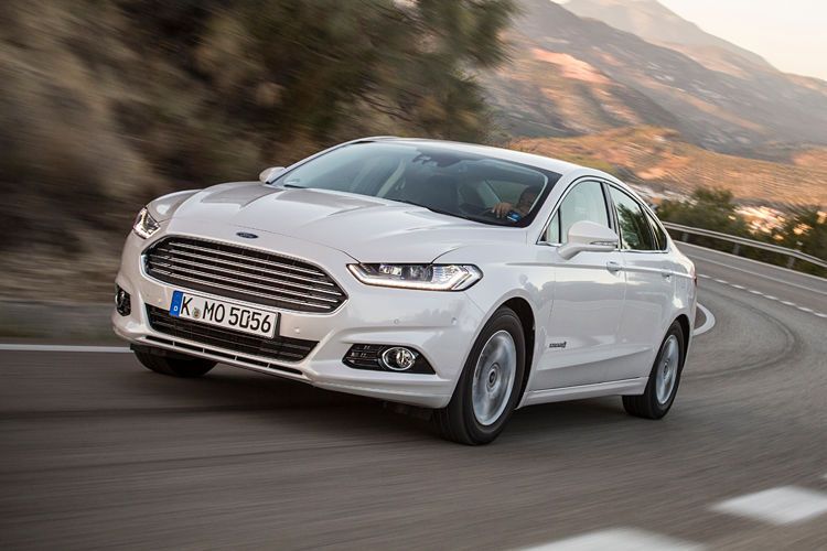 Der Ford Mondeo Hybrid ist ein überzeugender Vertreter des Benzinelektroantriebs. Sein Duo-Antrieb hat eine Systemleistung von 140 kW/187 PS. Der Mondeo Hybrid begnügte sich im Testeinsatz mit 5,0 l/100 km (118 g CO2/km); NEFZ-Wert 4,2 l/100 km (99 g CO2/km).  (Ford)