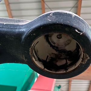 Schmierfreiheit am konkreten Beispiel: Mit der wartungsarmen KS80-Sonderausführung, die mit einem Verschleißeinsatz aus iglidur Hochleistungskunststoff ausgestattet ist (s. Bild), bietet der Anhängerkupplungenspezialist Rockinger eine Kugelkupplung an, die keine Schmierung benötigt und somit weniger Wartungsaufwand erfordert. (Bild:  igus)