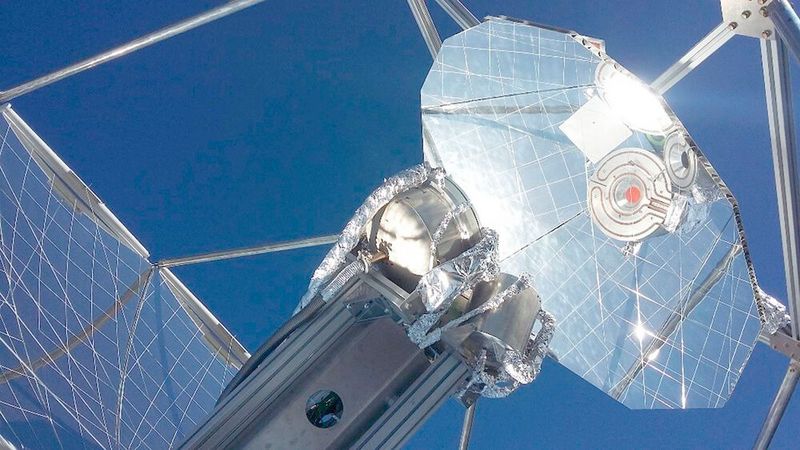 Blick auf einen Solarreaktor zur Herstellung von synthetischen Treibstoffen aus Sonnenlicht. Zürcher Forscher haben den Reaktorkern per keramischem 3D-Druck optimiert.(Bild:  ETH Zürich / A. Della Bella)