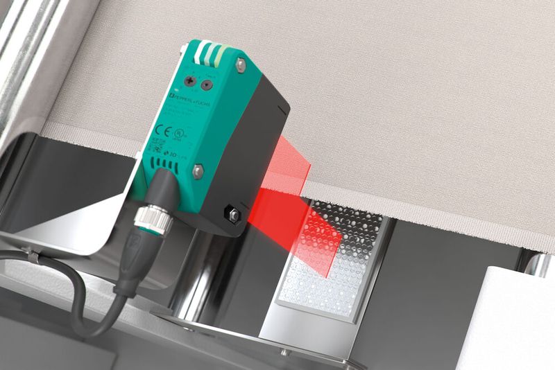 Bahnkantenkontrolle mit R305: Der Sensor meldet kritische Veränderungen im Kantenlauf einer Textilbahn und löst damit die Korrekturroutine aus.(Bild:  Pepperl+Fuchs)