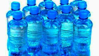 Das sind typische PET-Getränkeflaschen. Viele wissen nicht, dass dieser Kunststoff ein Vertreter der Polyester (PES) ist – eigentlich also ein bekannter Kunstfaserwerkstoff. Forscher haben jetzt einen Polyester entwickelt, der HD-PE ersetzen könnte und auch noch biologisch abbaubar ist. (Bild: J. Bürgner)