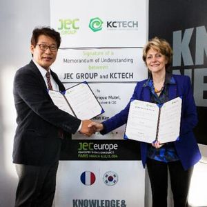 Unter Dach und Fach	 Hun Kim, Director Business Support Division von Kctech und Frédérique Mutel, JEC Group-President & CEO, beim feierlichen Vertragsabschluss.