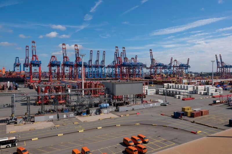Blick auf das Eurogate-Containerterminal am Hamburger Hafen. Die Deutsche Telekom AG informiert jetzt, dass sie das Terminal mit einem 5G-Campusnetzwerk ausrüsten wird. Als Antennenträger fungieren dabei die dort befindlichen Lichtmasten.