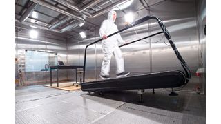 Hitzestress entwickelt sich zu einer zunehmenden Herausforderung für die Arbeitssicherheit. Gleichzeitig gewinnt die Rolle der Persönlichen Schutzausrüstung bei der Bereitstellung messbaren Tragekomforts an Bedeutung, wie ein neuer Leitfaden von Dupont zeigt. In Zusammenarbeit mit Empa, wurde die physiologische Wirkung des Dupont Tyvek APX Materials und moderner Schutzkleidung untersucht. (Bild: Dupont)