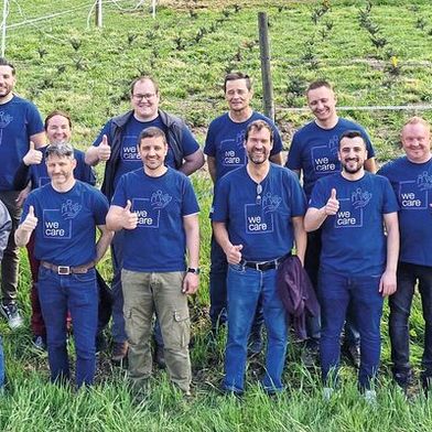 20 Mitarbeitende von Leitz Schweiz haben in diesem Jahr auf einem Bauernhof in der Region angepackt. Dabei wurden insgesamt 200 junge Bäume gepflanzt, Aroniabeeren gepflegt und ein maroder Zaun instand gesetzt. (Bild: Leitz/Boehlerit/Bilz)