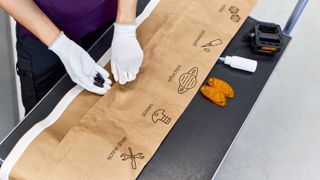 Die Verpackungslösung re/cycle ProtectorBAG PocketForm ersetzt herkömmliche Kunststofffolien für den Transport und die Lagerung von Artikeln. (Bild: Mondi)