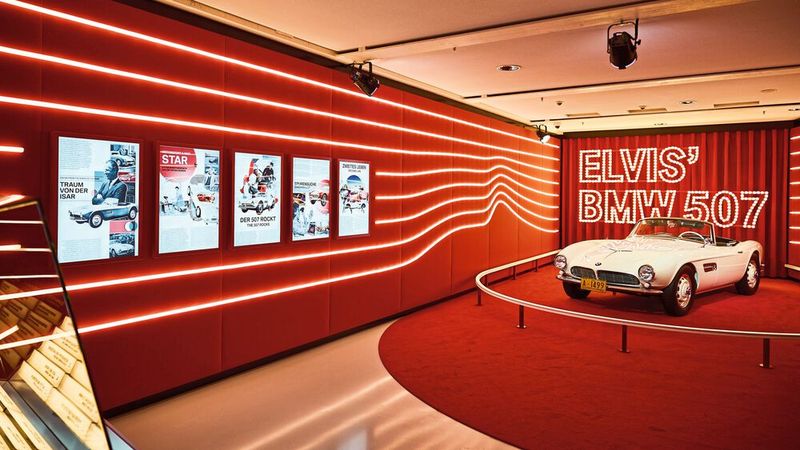 Elvis’ BMW 507 ist mit einem Retro-Mikrofon ausgestellt, welches Gästen erlaubt, Playback „Return to Sender“ zu singen.  (Bild: BMW Group)
