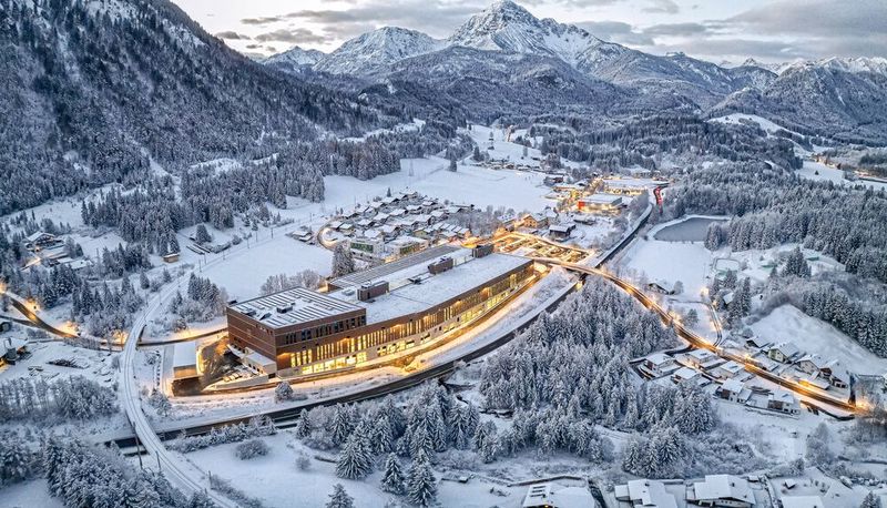 Das neue Ceratizit-Werk im Breitenwanger Ortsteil Kreckelmoos, gleich neben der Fernpassstrasse, ist mit seiner Holzfassade und den grossen Fenstern ein weit sichtbares Zeichen für den Erfolg des Unternehmens. (Bild: Ceratizit / Rolf Marke)
