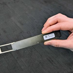QKD-Modul im QSFP-28-Format: Die kompakte Bauform ermöglicht die Integration von Quantenschlüsselverteilung in bestehende Netzwerkinfrastruktur.(Bild:  CUbIQ Technologies)