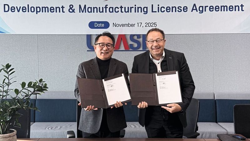 Dong-Soo Shin, CEO von CoAsia SEMI und Leiter der Semiconductor Division der CoAsia Group (links), und Robert Isele, CEO von Inova Semiconductors, unterzeichneten die Produktionslizenzvereinbarung(Bild:  Inova Semiconductors)