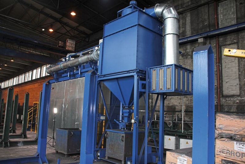 Im Filterturm wird das Strahlmittel aufbereitet und in den Kreislauf zurückgeführt. (Itasse)