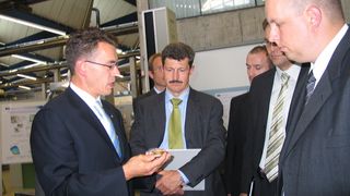 Prof. Mathias Liewald (links) erläutert die Untersuchungsparameter am Beispiel eines bereits erfolgreich abgeschlossenen Projektes. Bilder: Munde (Archiv: Vogel Business Media)