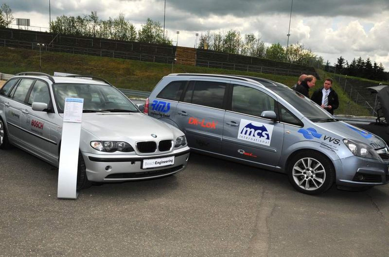 Der BMW von Bosch Engeneering und der Opel-Zafira der Stadtwerke Saarbrücken laufen beide mit einem Diesel-Erdgas-Gemisch. Das senkt die CO2-, die Parikel- und die Stickoxidemissionen. Allerdings ist ein solcher Antrieb heute noch nicht zulassungsfähig. (Archiv: Vogel Business Media)